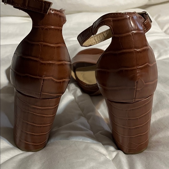 Chinese Laundry Tan Croc-Embossed Heels - Picture 2 of 8